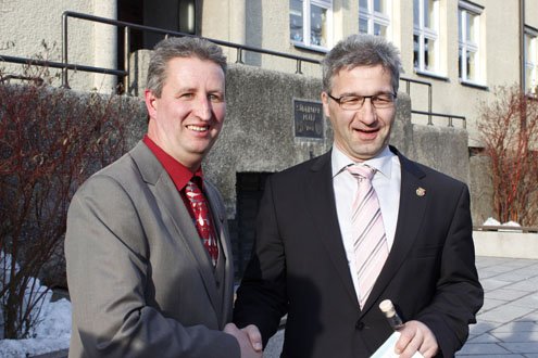 V.l.: Dietmar Lachner und Dietmar Wallner beim "Hand-Shake" vor der Wahl. (Foto: Terschan)